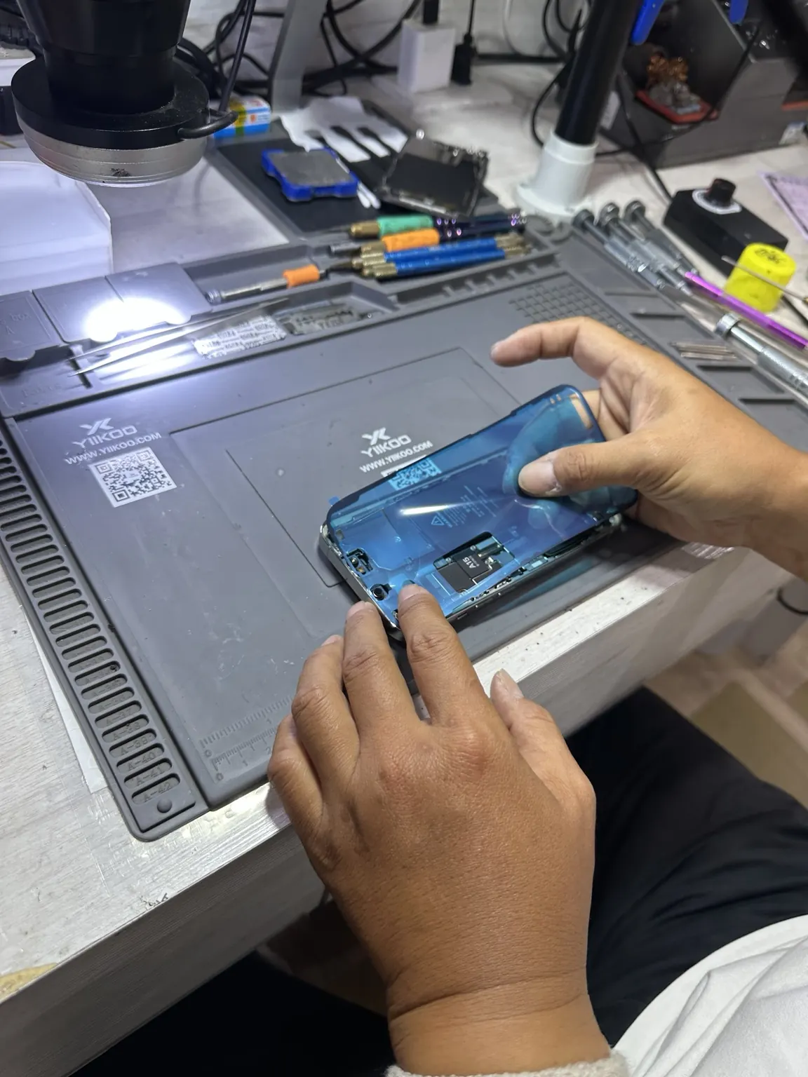 技師施工 iPhone 防水膠