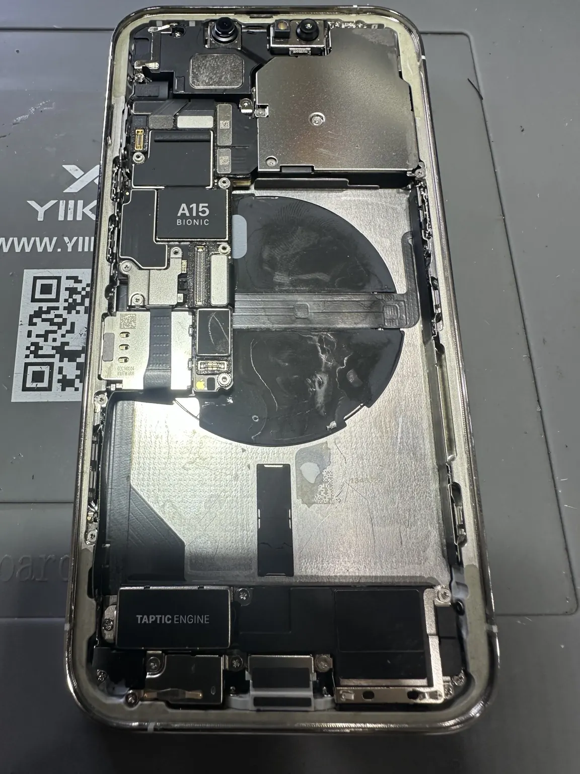 iPhone 主機板拆機近拍