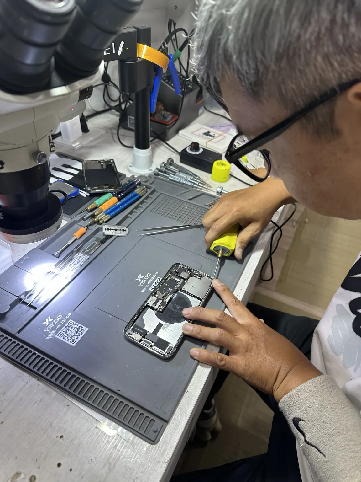 蘋果數位技師現場進行 iPhone 維修